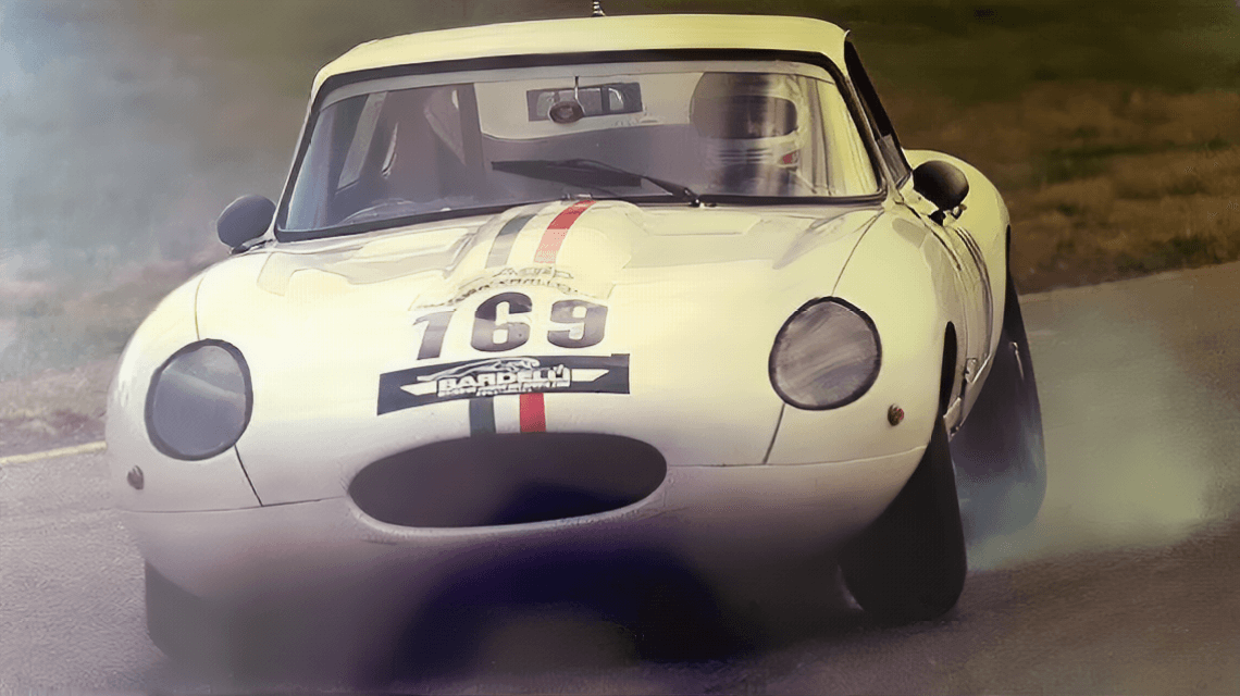 Gian Luca Bardelli in gara con la Jaguar E Type