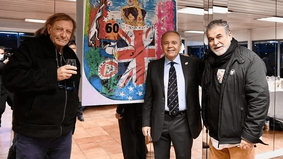 Gian Luca Bardelli con Fabio Berardi e Enrico Manera alla presentazione della pittoscultura Jaguar E