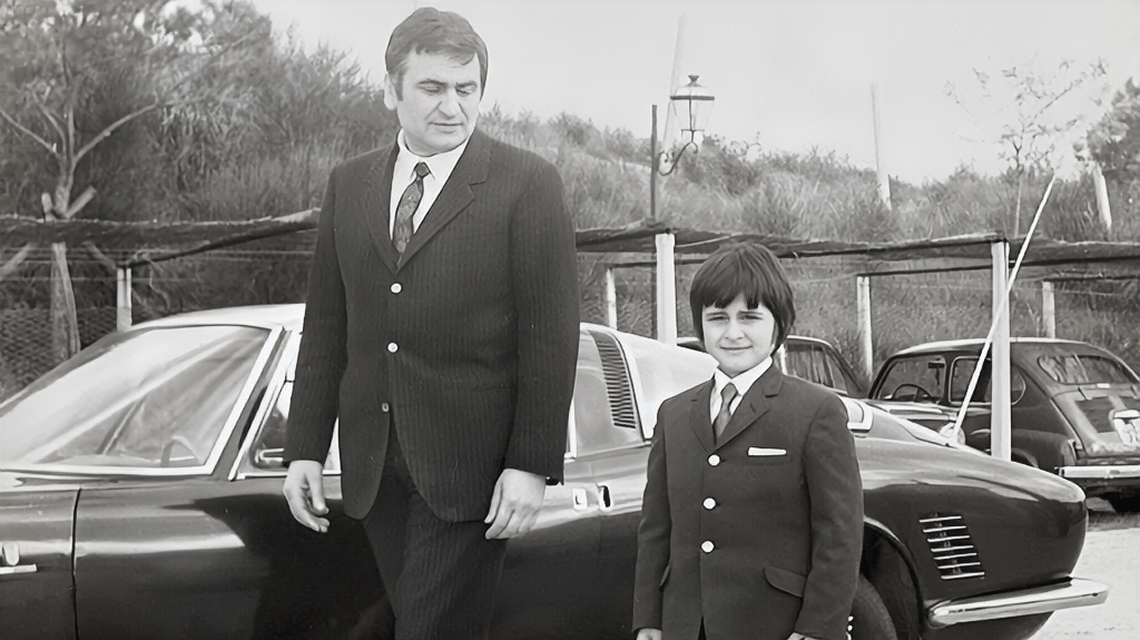 Gianfranco e Gianluca Bardelli accanto alla Iso Grifo
