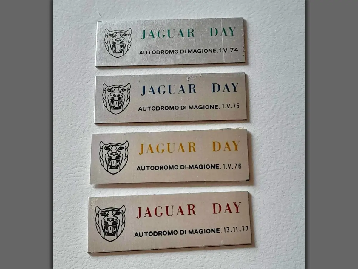 Foto delle targhe del Jaguar Day